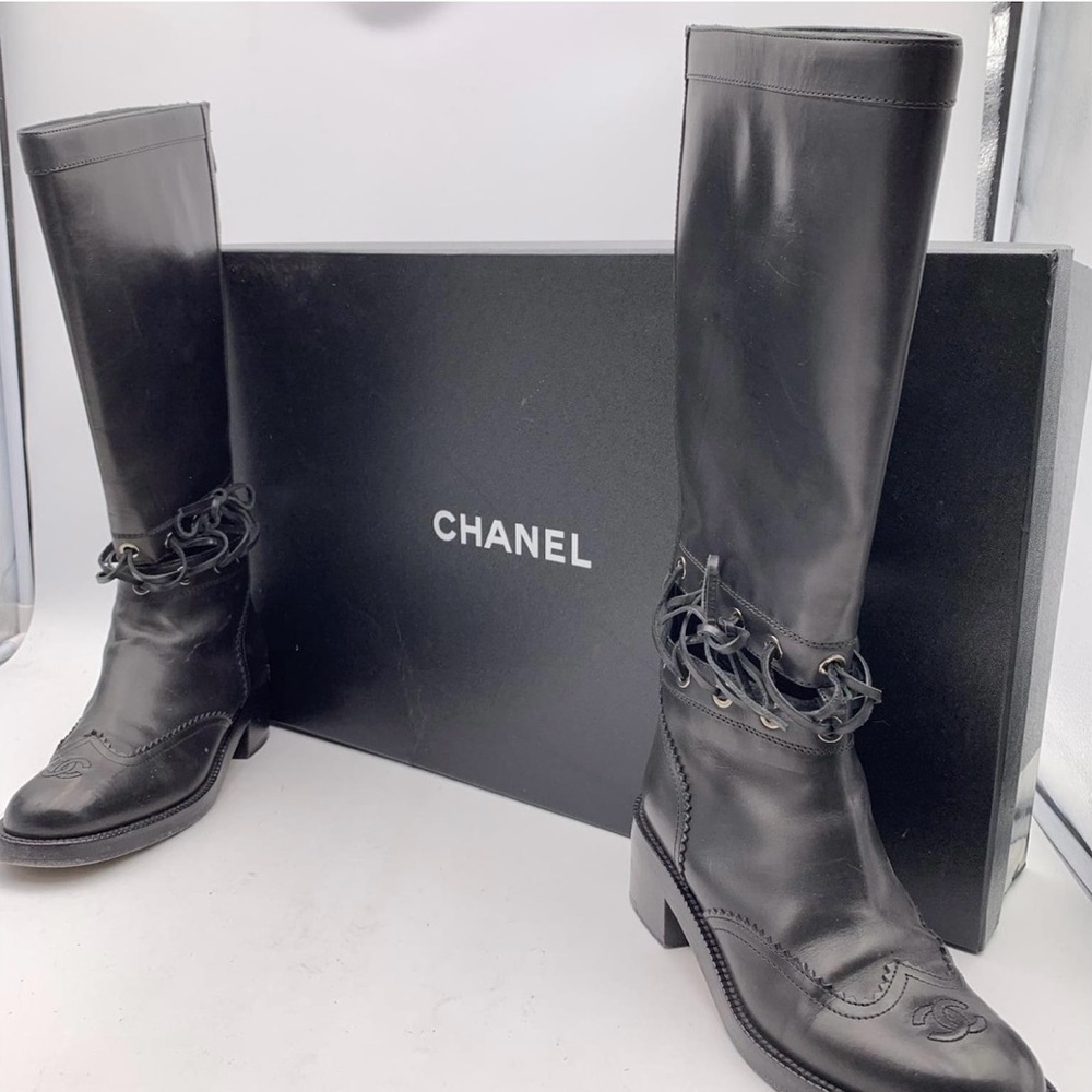 Chanel interlocking CC cut out leather lace up boot - Picture 6 of 16